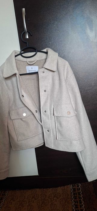 Късо палто stradivarius