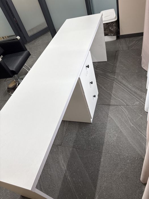 Маникюрный стол! Срочно.