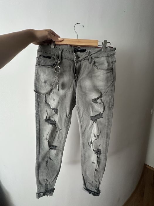 Чисто нови черни дънки