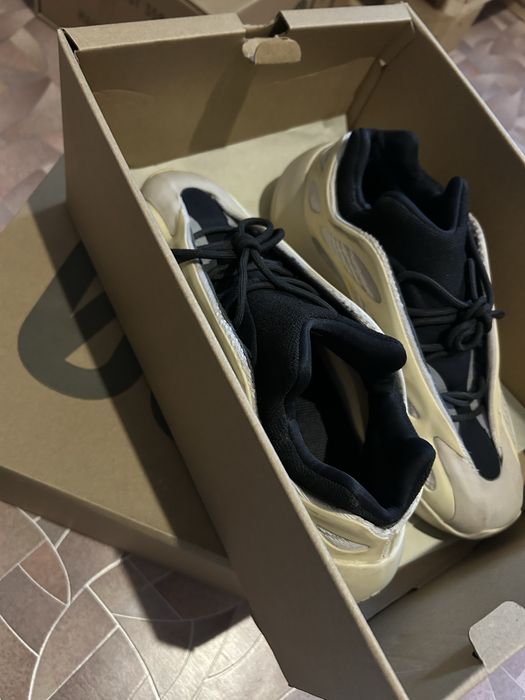 кроссовки изики 700