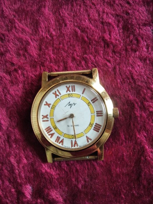 Qo‘l soat sotiladi