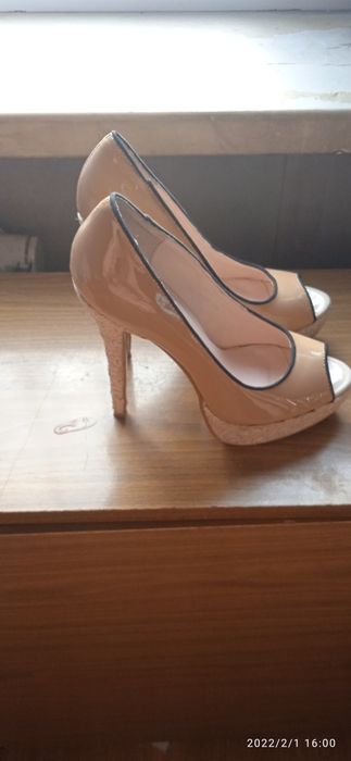 Туфли размер 37, светлые,