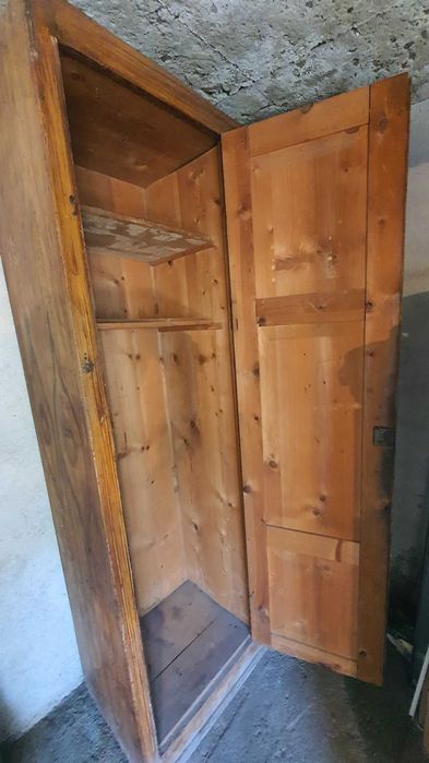 Старинен двукрил гардероб в оригинално състояние