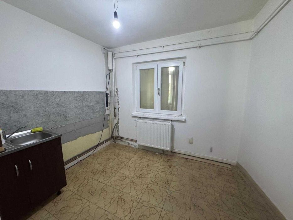 Apartament de 2 camere, decomandat, zona Rond cartier Rovine