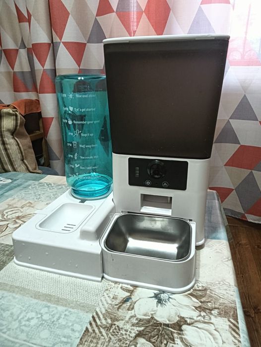 Продам автоматическую кормушку для кошек и собак