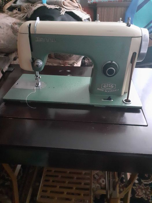 vand masina de cusut ILEANA, UMC Cugir cu masă originală, funcțională,stare bună
