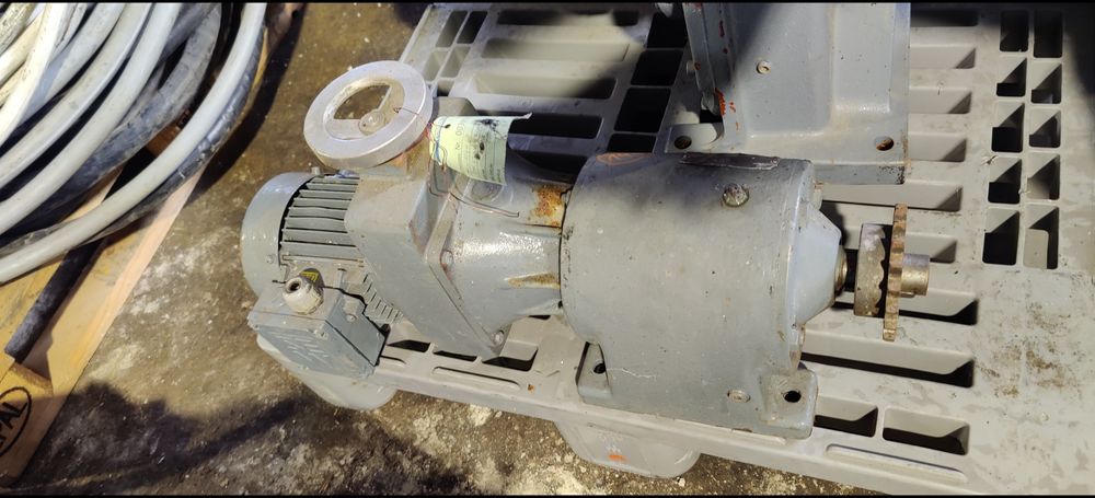 Motor electric trifazat cu reductor și variator de turație,  0.75kW