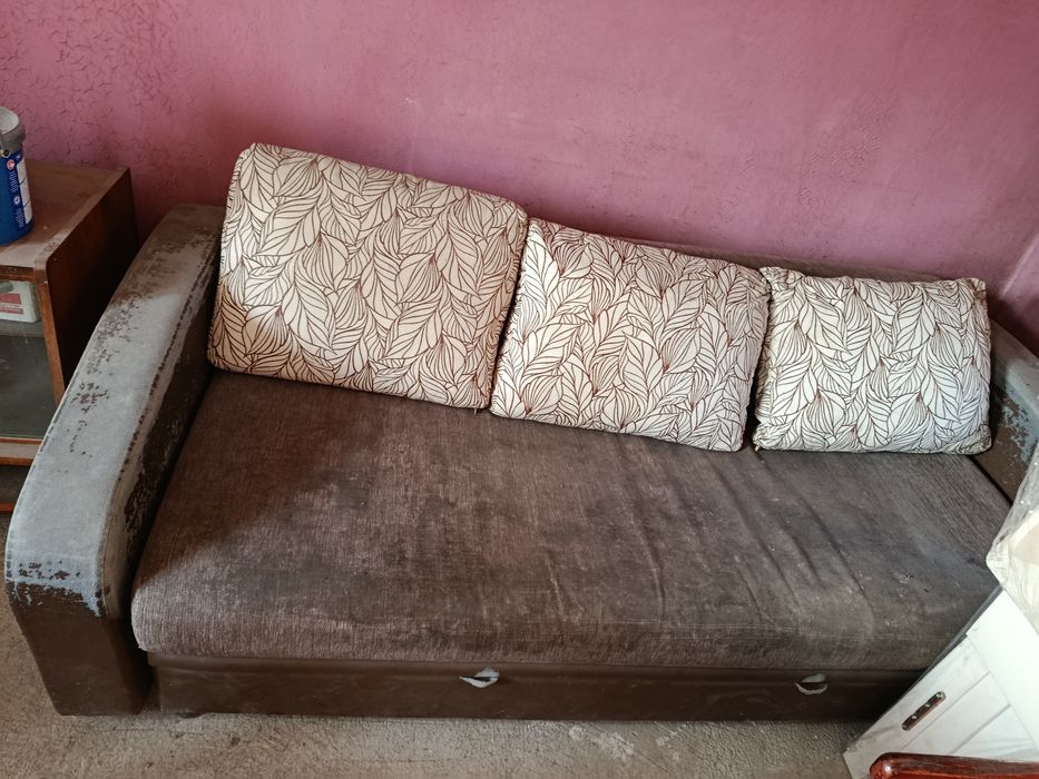Отдам бесплатно диван и два кресла.