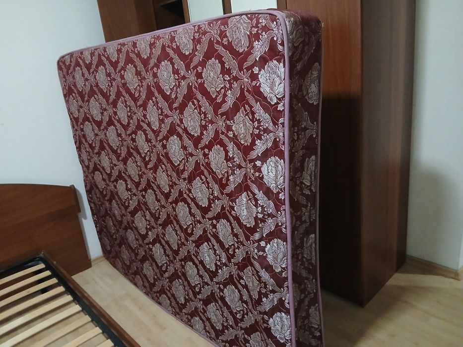Продам матрас, б/у, диван велюровый.