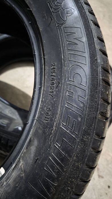Vand doua cauciucuri 215 60 17 Michelin
