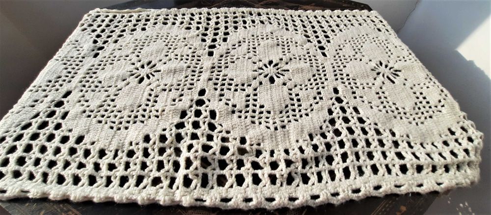 Vând o frumoasă dantelă – floare cu patru petale.