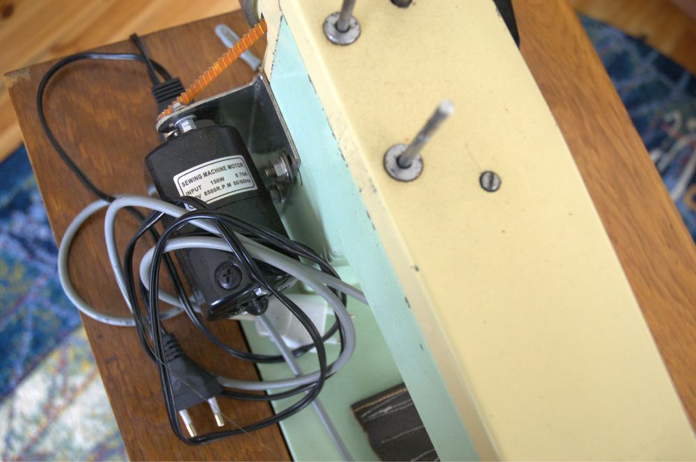 Masina de cusut Veronica cu masa si motor cusut 150W