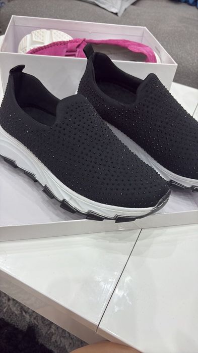 Дамски черни мокасини със камъчета