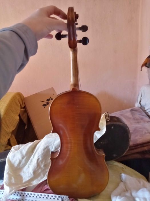 Стара цигулка с калъф