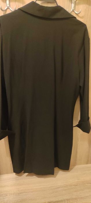 Елегантна черна рокля на Mango