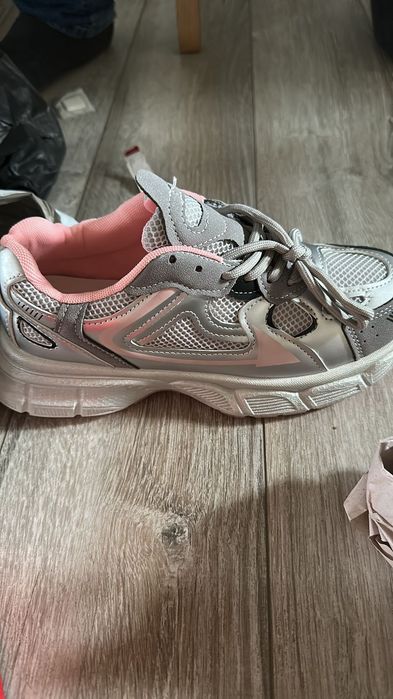 Новая обувь кроссовки