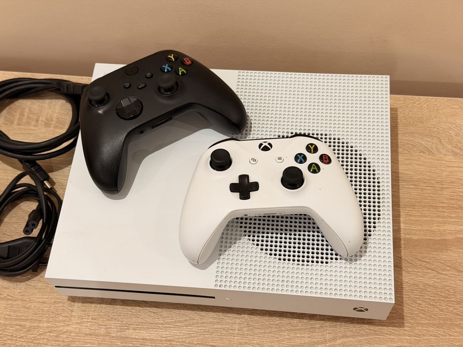 Xbox One S 1TB + 2 controller + 3 jocuri