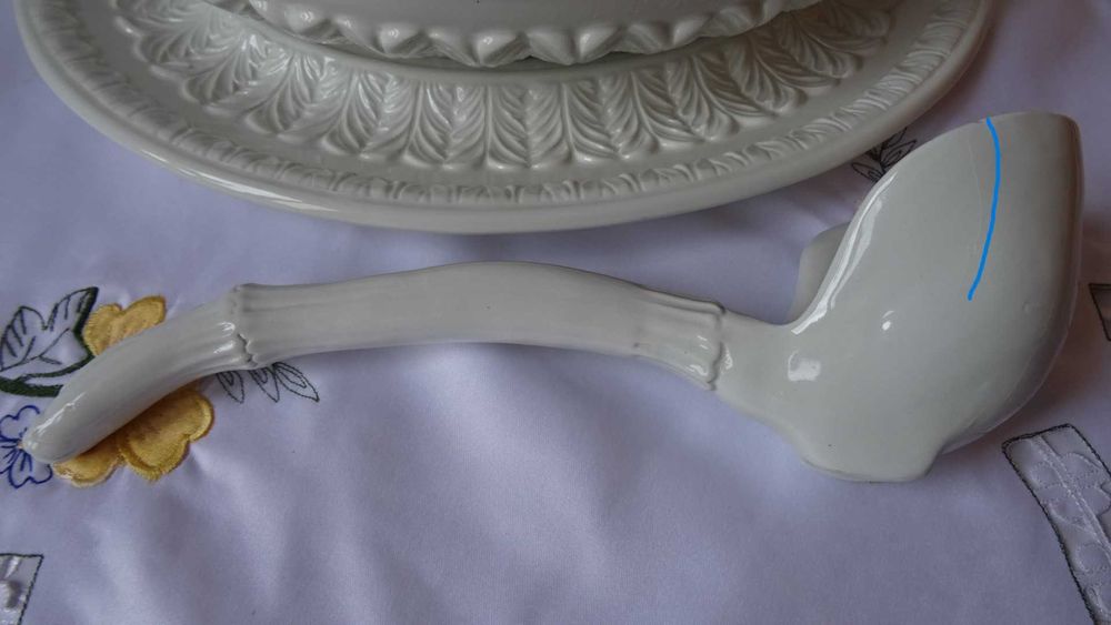 Супник бяла глазирана керамика, ръчно изработен , внос от  Италия.