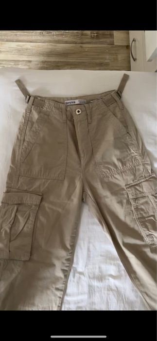 Бежов карго панталон – удобен и стилен