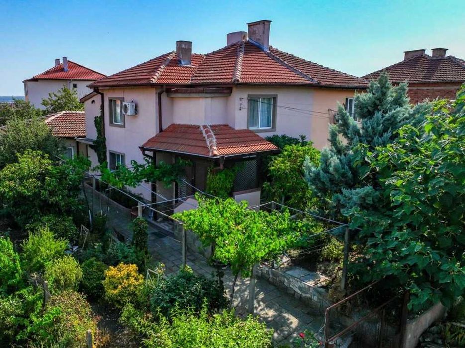 Уютна двуетажна къща с парцел в Средец, област Бургас