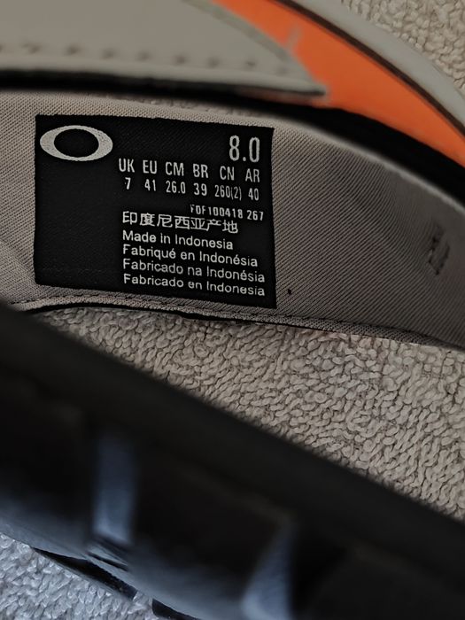 Papuci Oakley model deosebit , eticheta spune 41 însă potrivesc la 40