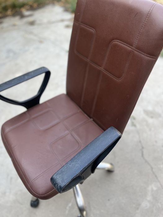 Офисное кресло..