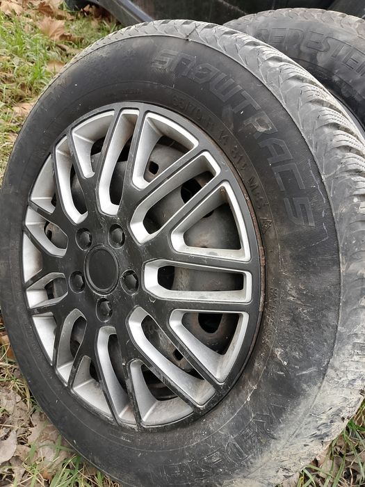 Четири броя зимни гуми с метални джанти и тасове за volkswagen audi