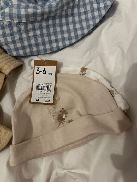 Бебешки шапчици.