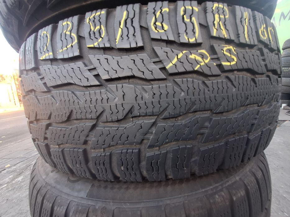 2 anvelope iarna 235/65r16C Nokian Montaj Gratuit