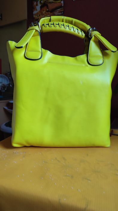 Продается б/у сумка по цене 27000 сум и шлепки по 30000 сум