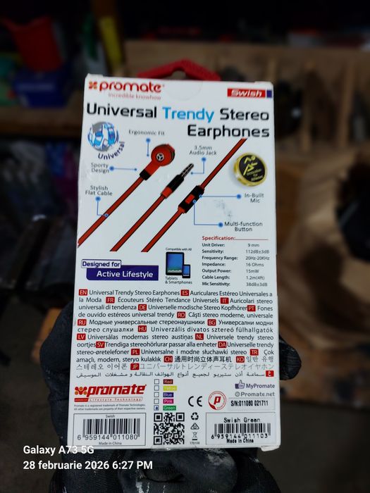 Casti noi și telefoane vechi