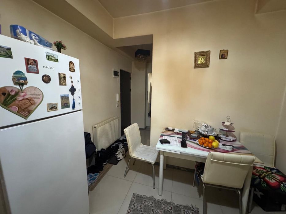 Vand Garsoniera la demisol