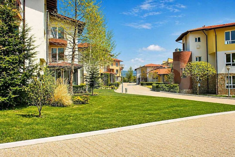 Двуетажна къща в затворен комплекс в село Рогачево