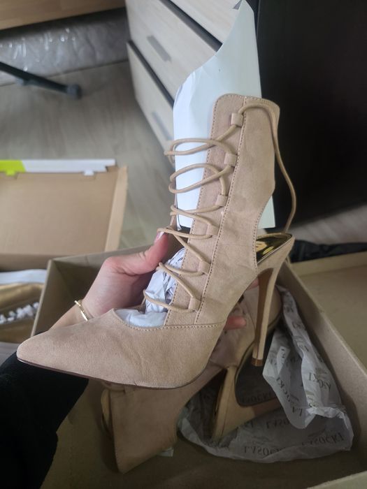 Обувки на ток с връзки