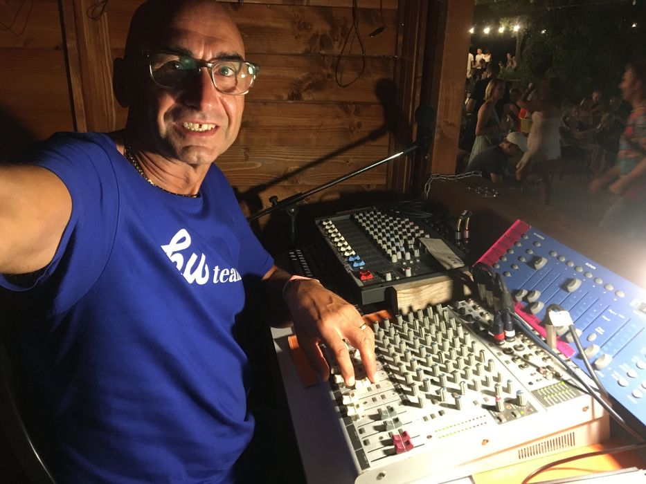 Dj nunti, botezuri. Service audio-lumini.