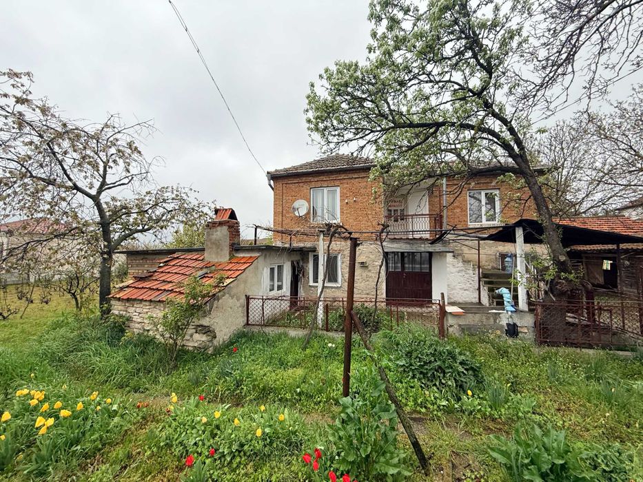 Къща с двор в с.Здравец