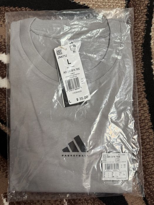 Футболка от бренда Адидас