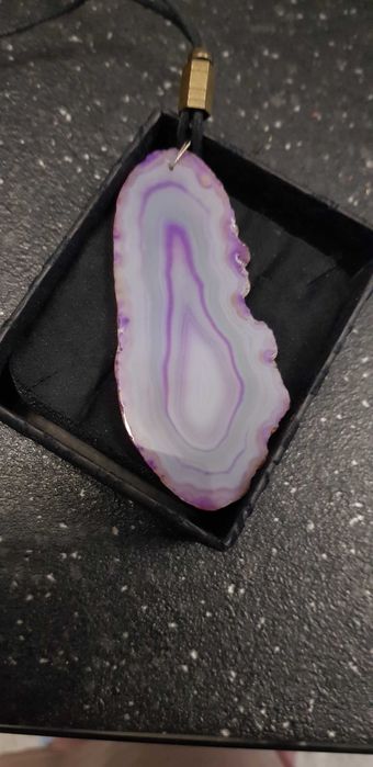 Продавам сребърни медальони  с естествени камъни