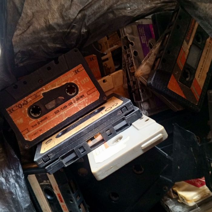 100 штук аудио кассеты старые можно и на декор