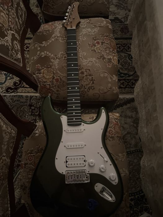 Gitara sotiladi yangidek