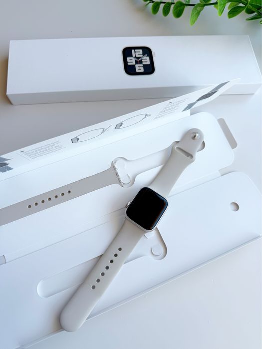 Apple Watch SE (2nd Gen) 40 mm Starlight — като нов