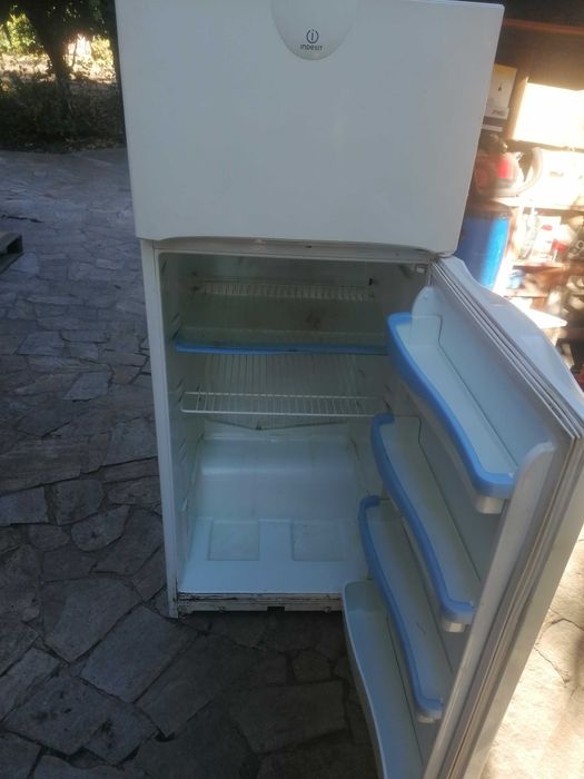 Продавам Хладилник Indesit