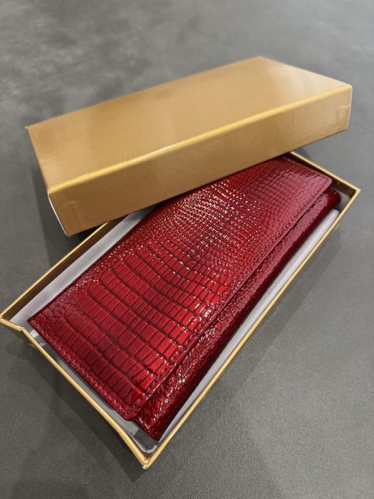 Червено лачено портмоне