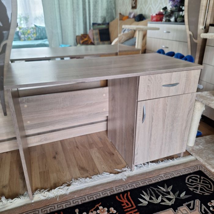 Продавам бюро,като  ново