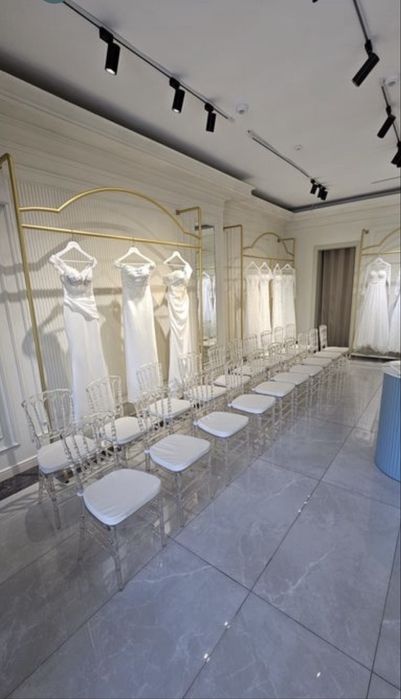 Прозрачный стул аренда. Прокат конференционной стул. Стеклянный стул.