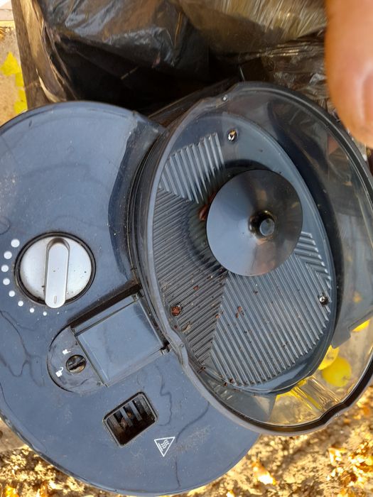 Кафе машина с мелачка за кафе и метална има дисплей кана е