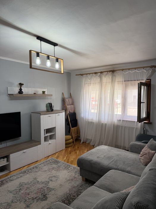 Proprietar, vând apartament, 3 camere,  parter, total decomandat cu centrală proprie pe gaz și aparat de climatizare