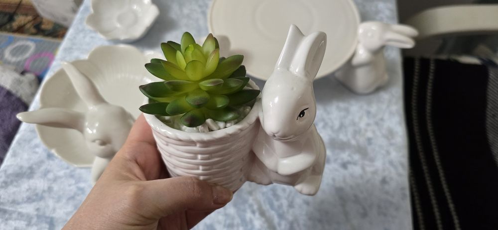 Набор посуды с зайцами