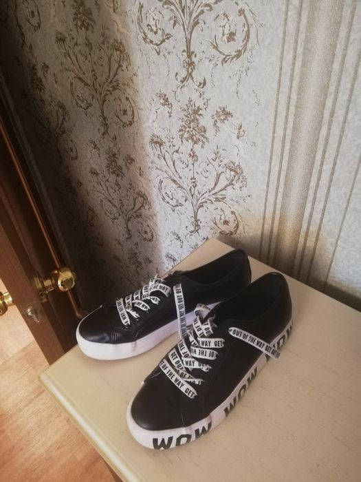 Продам спортивную обувь