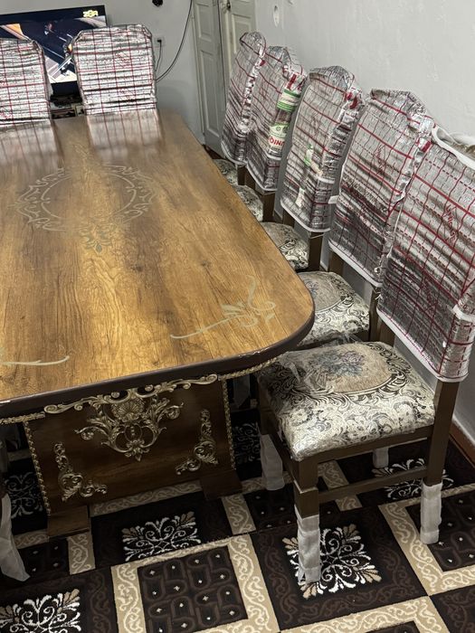 Срочно продается гостиный стол с набором стульев новый